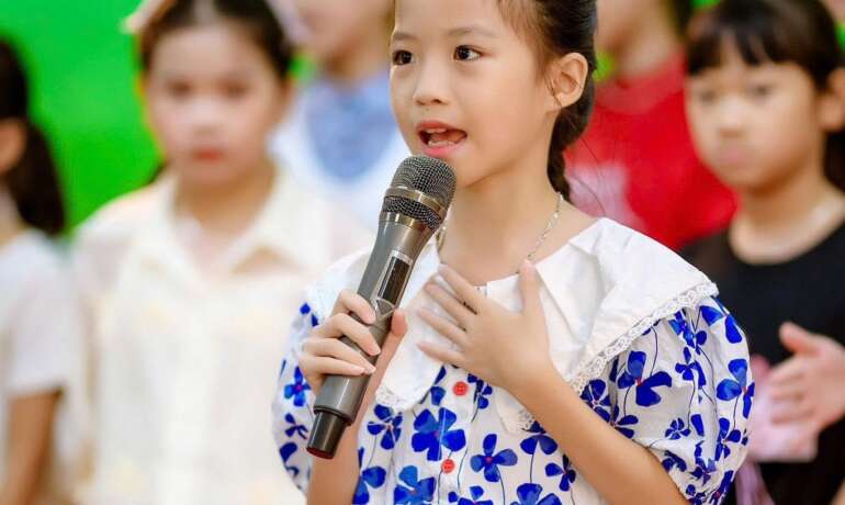 Cảm ơn ba mẹ đã tới chứng kiến lễ tổng kết của chúng con