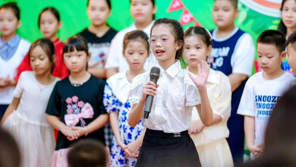 Bé tự tin hơn trong giao tiếp, có thể mạnh dạn nói to, rõ ràng trước đám đông