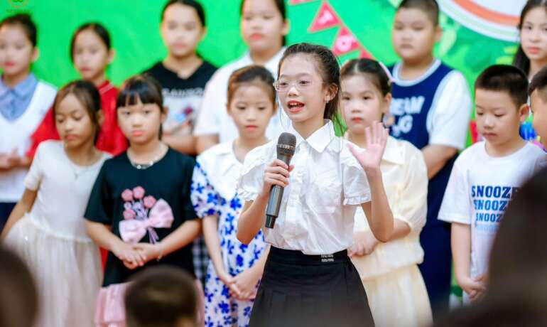 Bé tự tin hơn trong giao tiếp, có thể mạnh dạn nói to, rõ ràng trước đám đông