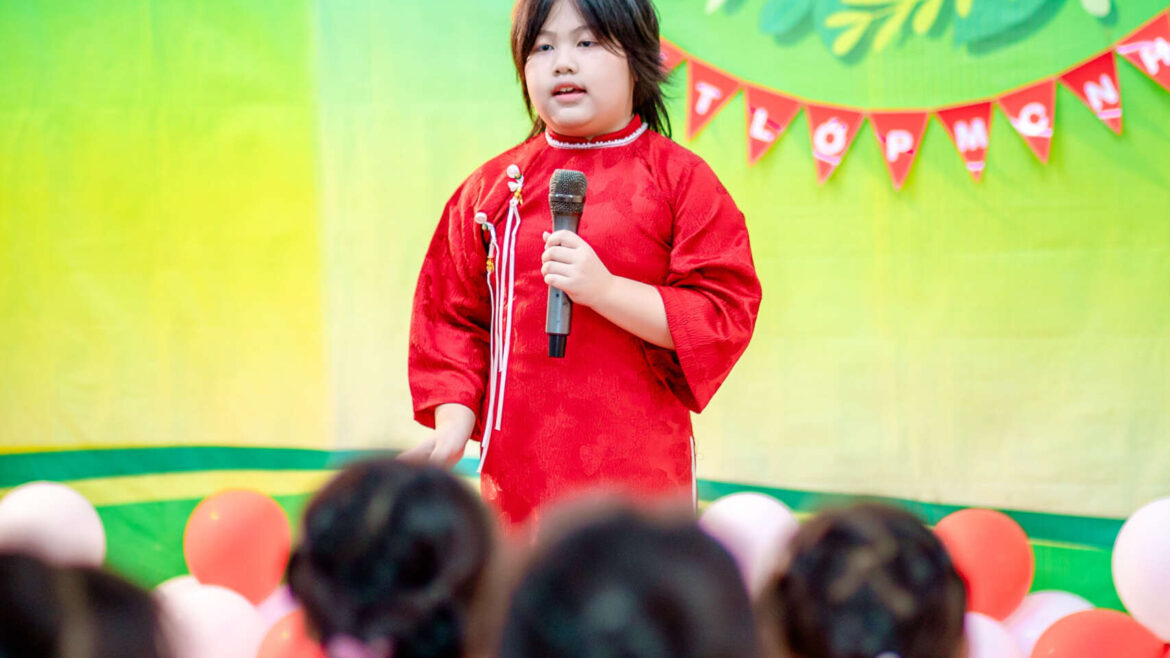 Con nói: “Từ một cô bé còn rụt rè, hôm nay con đã có thể tự tin đứng trên sân khấu và cất lên tiếng nói của mình. Con vẫn còn nhớ những giờ học đầy tiếng cười, sự ân cần của thầy cô sửa chữa cho từng câu nói, từng ánh mắt, nụ cười và dáng đứng.”