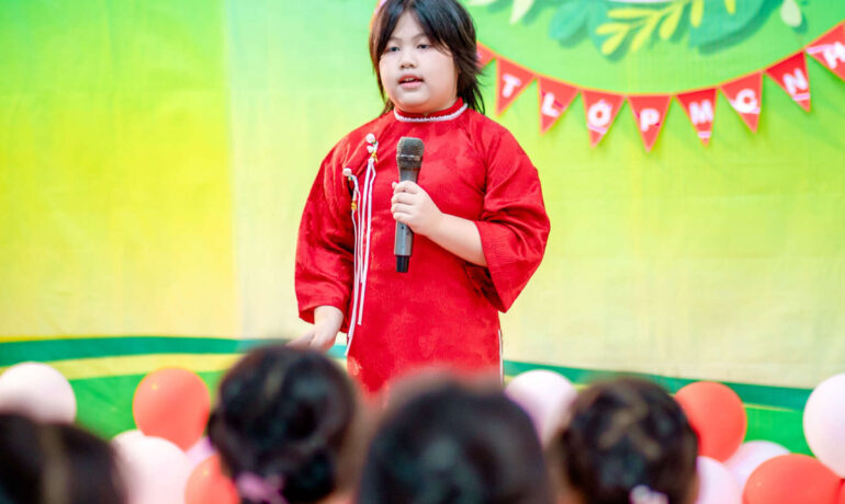 Con nói: “Từ một cô bé còn rụt rè, hôm nay con đã có thể tự tin đứng trên sân khấu và cất lên tiếng nói của mình. Con vẫn còn nhớ những giờ học đầy tiếng cười, sự ân cần của thầy cô sửa chữa cho từng câu nói, từng ánh mắt, nụ cười và dáng đứng.”